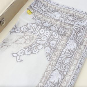 شال ابيض مطرز بنقوش كلاسيكية راقية - متجر النسيج