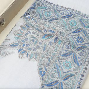 وشاح مطرز يدويا بتصميم فاخر وألوان راقية